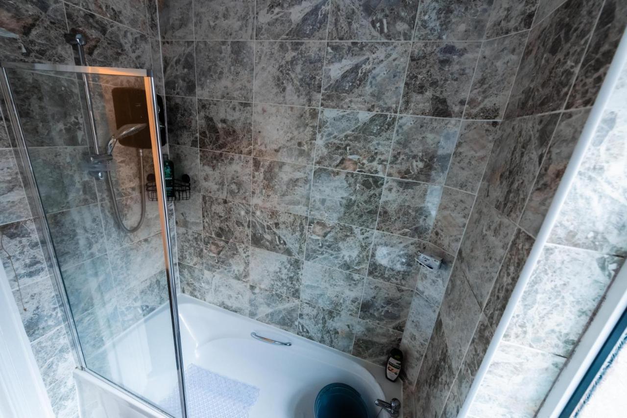 The Private Villa, Northampton Centre, 9 Beds, 5 Bedrooms, Sleeps 12 Eksteriør billede