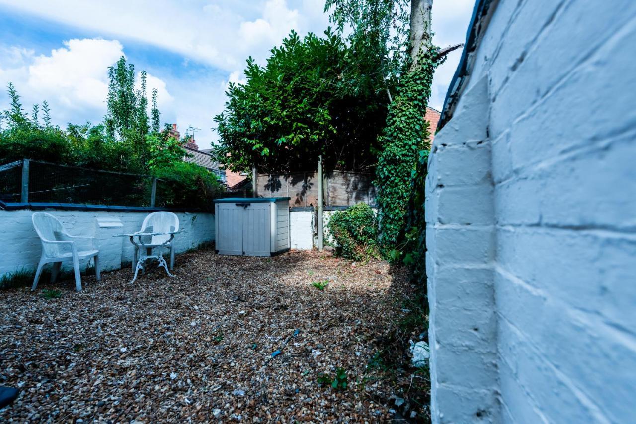 The Private Villa, Northampton Centre, 9 Beds, 5 Bedrooms, Sleeps 12 Eksteriør billede