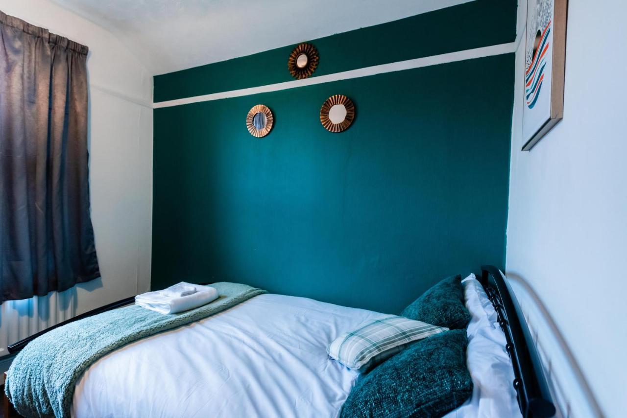 The Private Villa, Northampton Centre, 9 Beds, 5 Bedrooms, Sleeps 12 Eksteriør billede