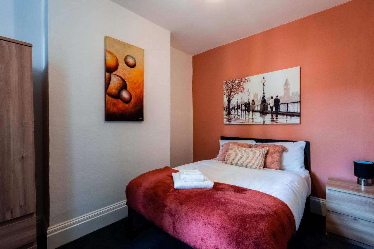 The Private Villa, Northampton Centre, 9 Beds, 5 Bedrooms, Sleeps 12 Eksteriør billede