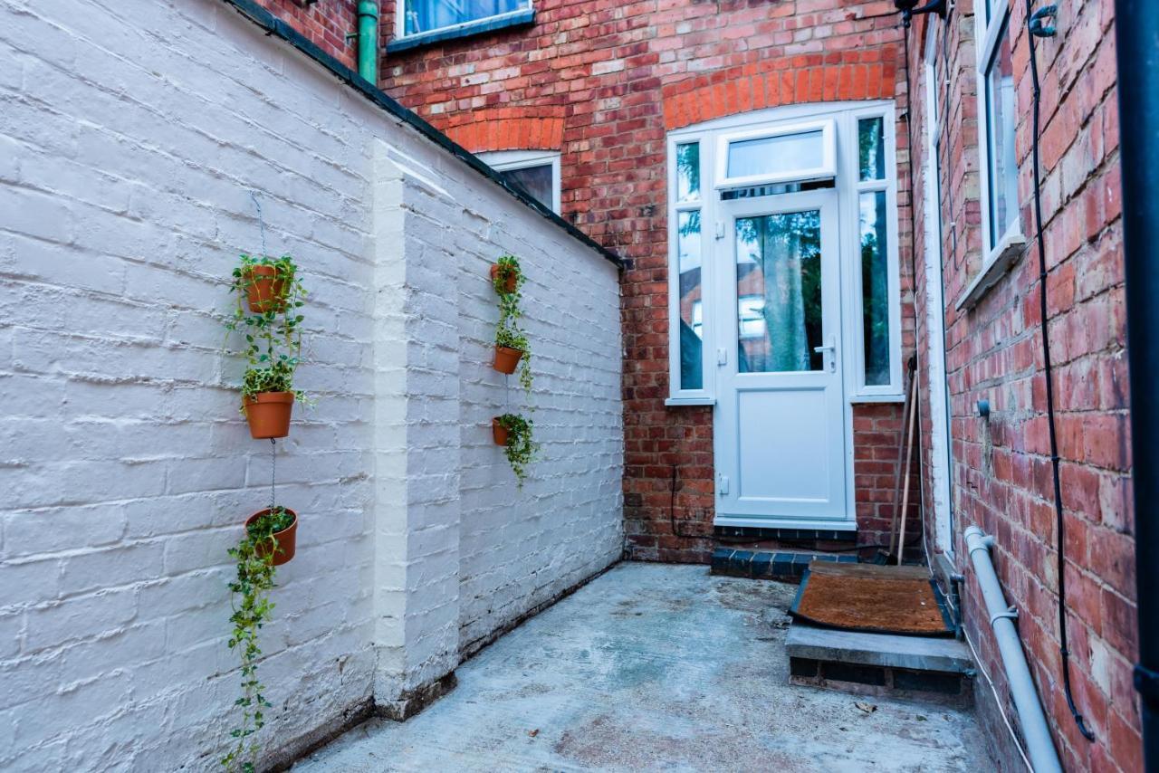 The Private Villa, Northampton Centre, 9 Beds, 5 Bedrooms, Sleeps 12 Eksteriør billede