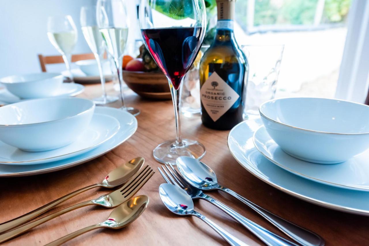 The Private Villa, Northampton Centre, 9 Beds, 5 Bedrooms, Sleeps 12 Eksteriør billede