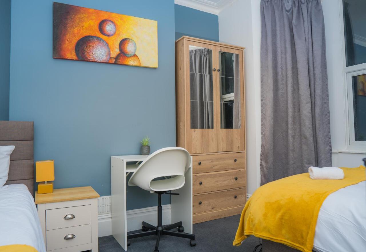 The Private Villa, Northampton Centre, 9 Beds, 5 Bedrooms, Sleeps 12 Eksteriør billede