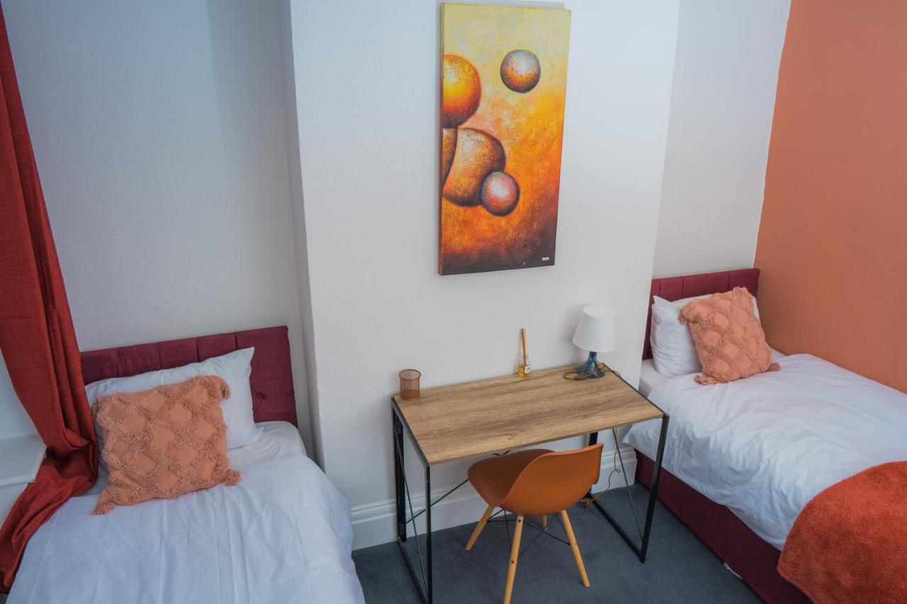 The Private Villa, Northampton Centre, 9 Beds, 5 Bedrooms, Sleeps 12 Eksteriør billede