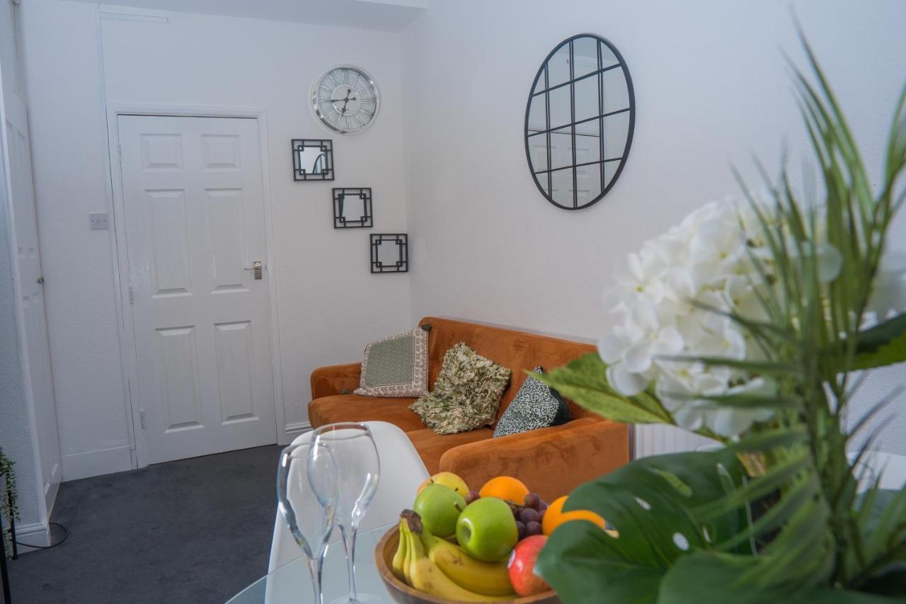 The Private Villa, Northampton Centre, 9 Beds, 5 Bedrooms, Sleeps 12 Eksteriør billede