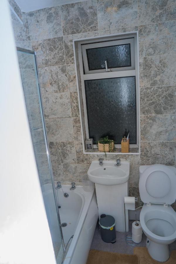 The Private Villa, Northampton Centre, 9 Beds, 5 Bedrooms, Sleeps 12 Eksteriør billede