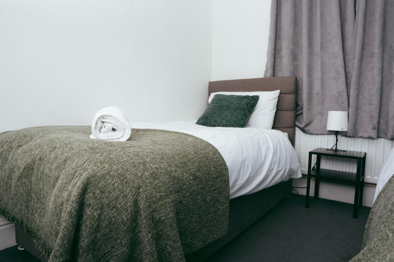 The Private Villa, Northampton Centre, 9 Beds, 5 Bedrooms, Sleeps 12 Eksteriør billede