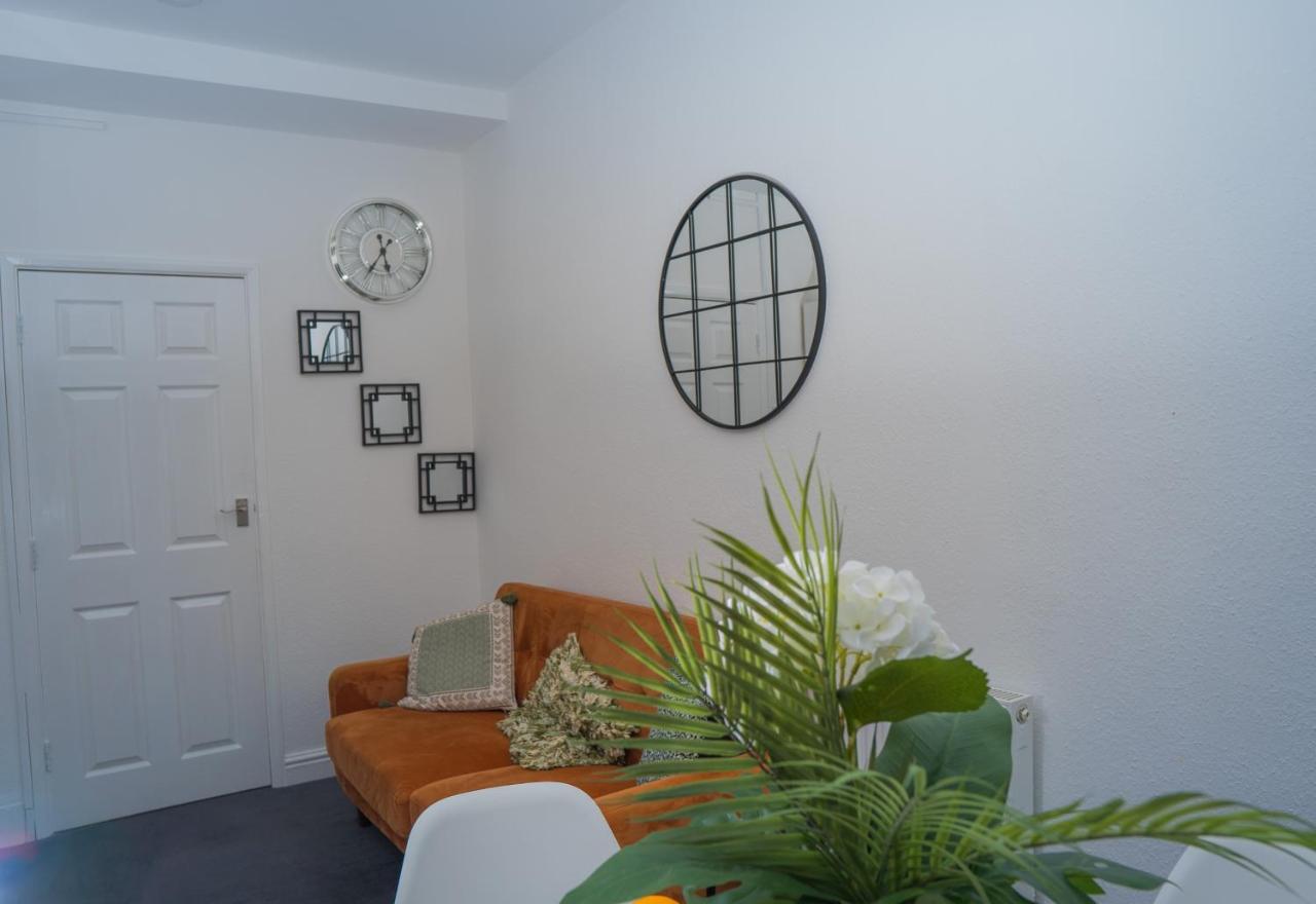 The Private Villa, Northampton Centre, 9 Beds, 5 Bedrooms, Sleeps 12 Eksteriør billede