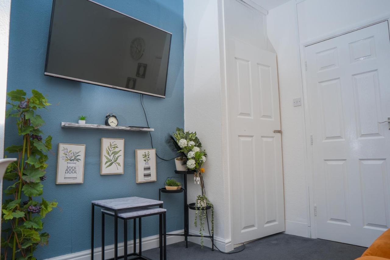 The Private Villa, Northampton Centre, 9 Beds, 5 Bedrooms, Sleeps 12 Eksteriør billede