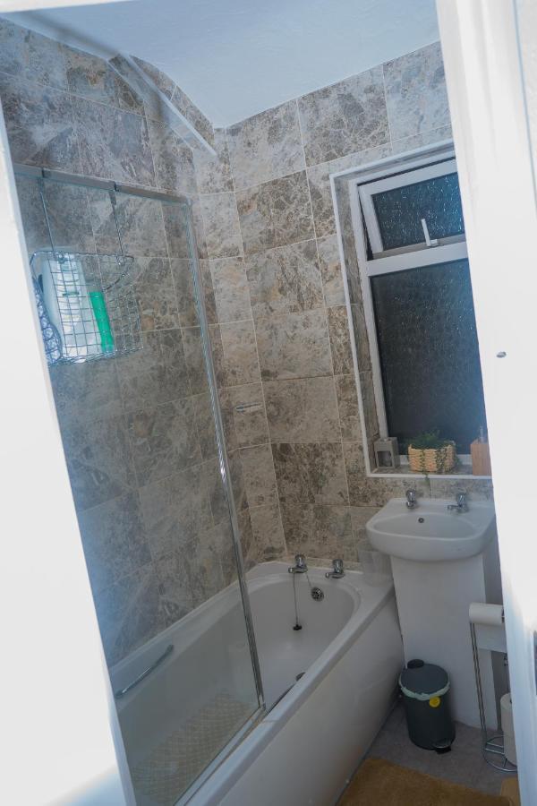 The Private Villa, Northampton Centre, 9 Beds, 5 Bedrooms, Sleeps 12 Eksteriør billede