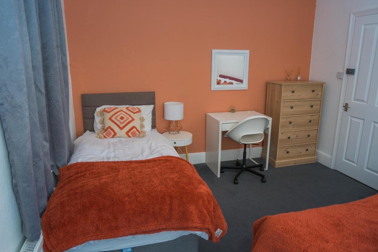 The Private Villa, Northampton Centre, 9 Beds, 5 Bedrooms, Sleeps 12 Eksteriør billede