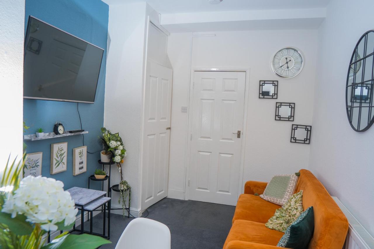 The Private Villa, Northampton Centre, 9 Beds, 5 Bedrooms, Sleeps 12 Eksteriør billede