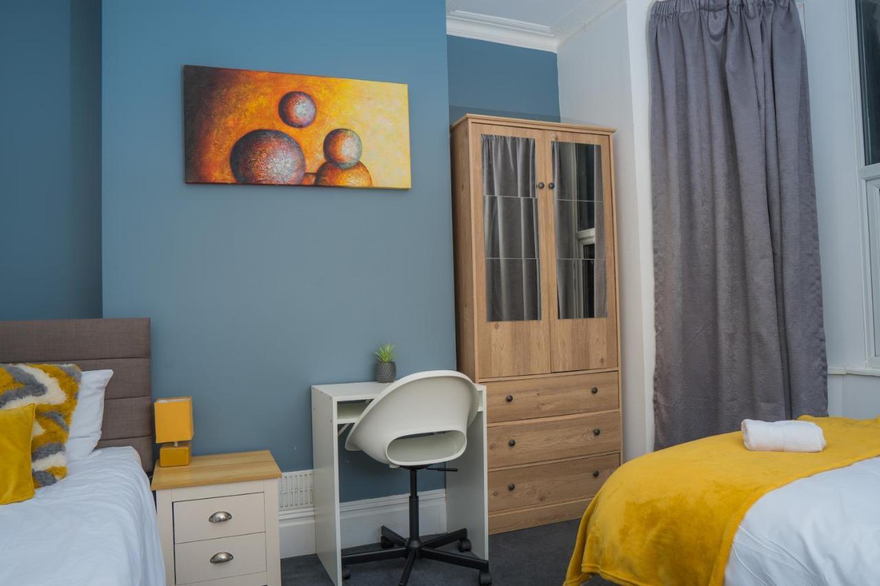 The Private Villa, Northampton Centre, 9 Beds, 5 Bedrooms, Sleeps 12 Eksteriør billede