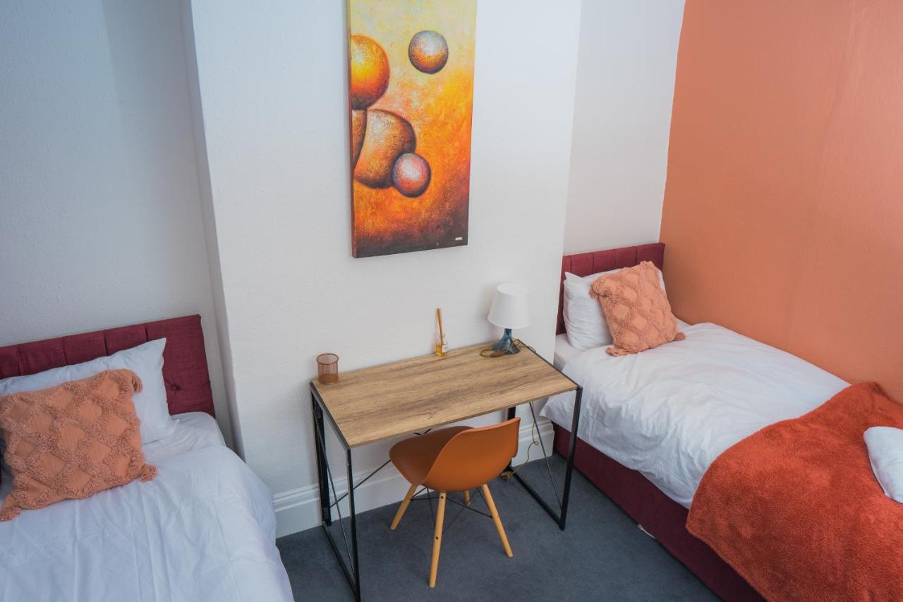 The Private Villa, Northampton Centre, 9 Beds, 5 Bedrooms, Sleeps 12 Eksteriør billede