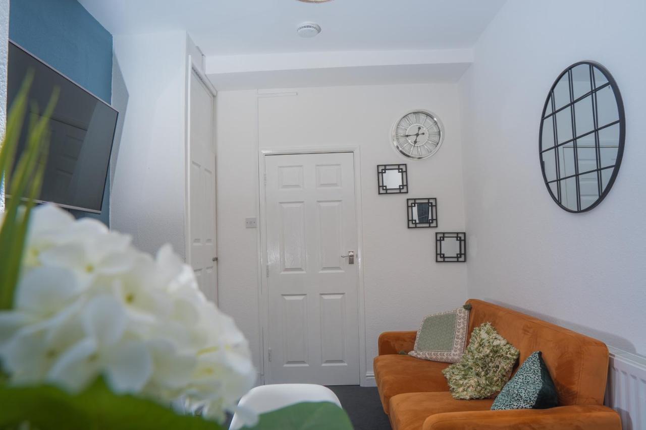 The Private Villa, Northampton Centre, 9 Beds, 5 Bedrooms, Sleeps 12 Eksteriør billede
