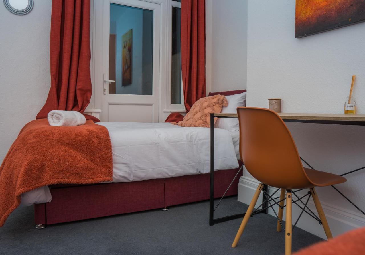 The Private Villa, Northampton Centre, 9 Beds, 5 Bedrooms, Sleeps 12 Eksteriør billede