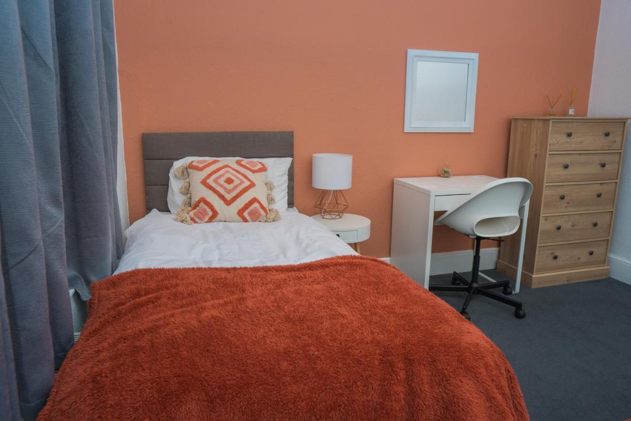 The Private Villa, Northampton Centre, 9 Beds, 5 Bedrooms, Sleeps 12 Eksteriør billede