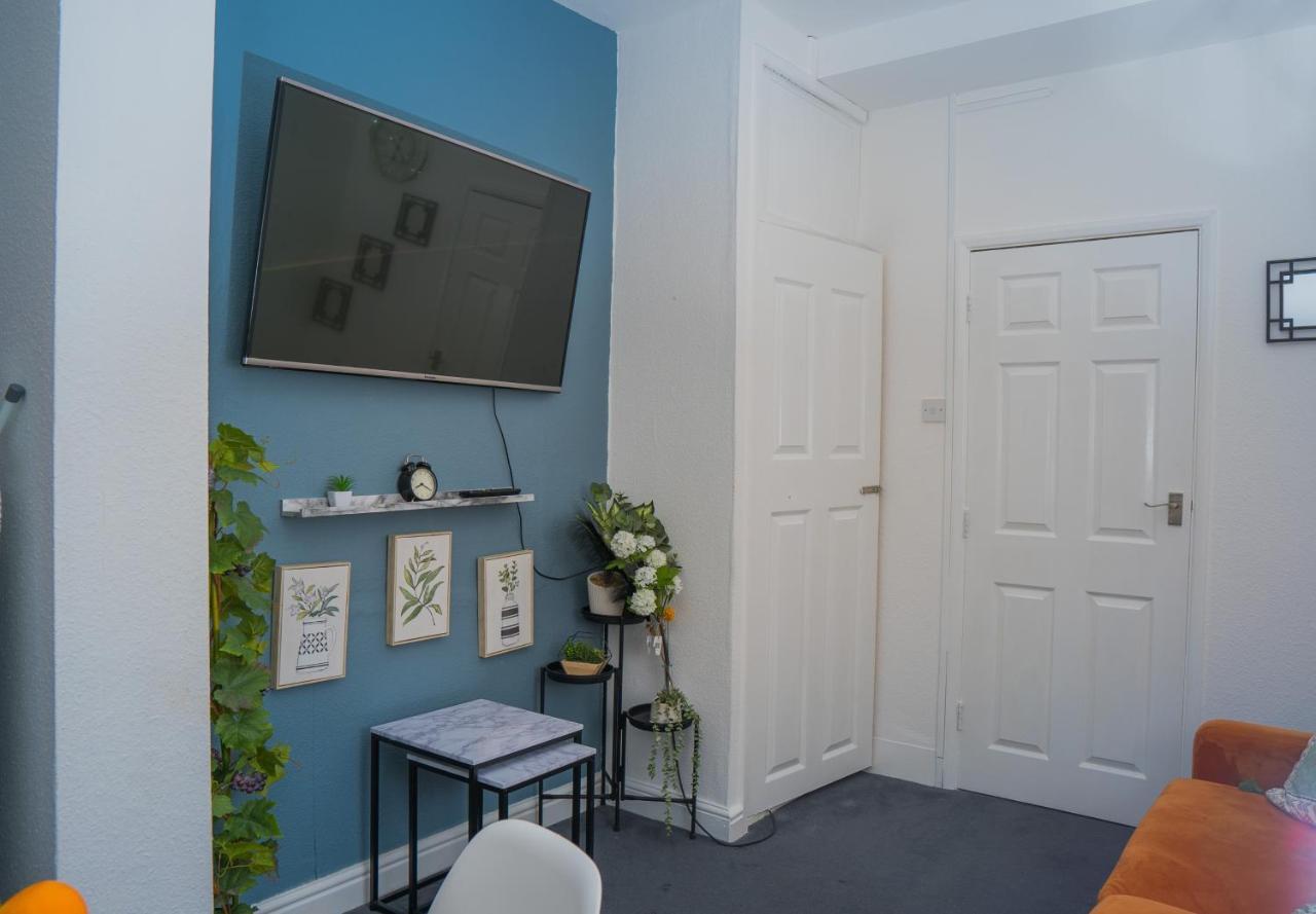 The Private Villa, Northampton Centre, 9 Beds, 5 Bedrooms, Sleeps 12 Eksteriør billede