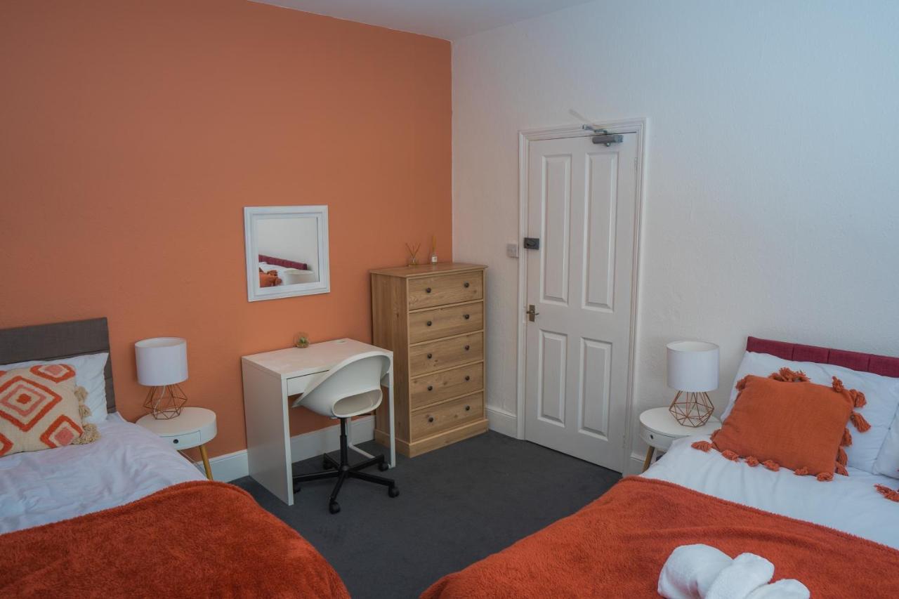 The Private Villa, Northampton Centre, 9 Beds, 5 Bedrooms, Sleeps 12 Eksteriør billede